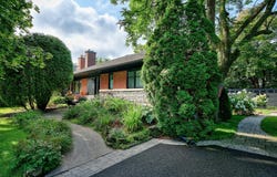 121 Av. Berkley, Saint-Lambert, QC J4P 3C9