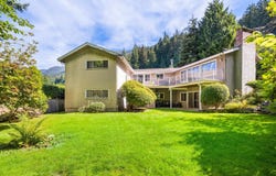 715 Alpine Court, North Vancouver, BC V7R 2L7