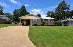 2049 Oakhurst Dr, Grenada, MS 38901