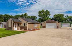 401 NW 50th Place, Des Moines, IA 50313