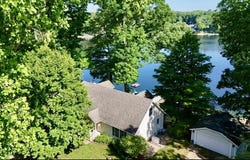 15891 Lakeview Drive, Buchanan, MI 49107