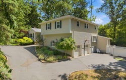 12 Wildwood Dr, North Caldwell Boro, NJ 07006-4418
