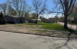 208 E Main, Laurens, IA 50554