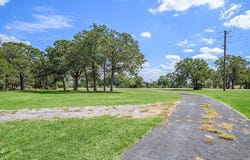 1945 Texas 159, Fayetteville, TX 78940