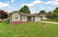 208 E Blue Jay Street, Clever, MO 65631