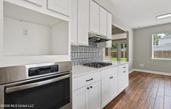 18 Lakeview Drive, Ocean Springs, MS 39564