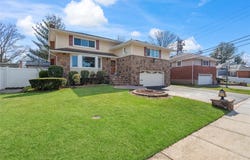 1 Stuart Drive, Syosset, NY 11791
