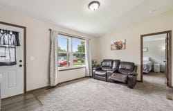615 5th ST NE, Independence, IA 50644