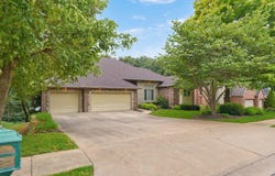 2441 S Forrest Heights Avenue, Springfield, MO 65809