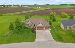 1118 Pelican Dr, Kalona, IA 52247
