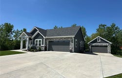 546 N Oakwood Lane, Tonganoxie, KS 66086