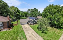 6704 Lakeshore Drive, Raytown, MO 64133