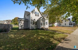 222 W 2nd St, Canton, SD 57013