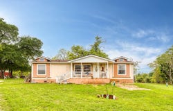 375 Coastal LN, Luling, TX 78648