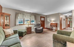 4 OAK CIRCLE, NEWTOWN SQUARE, PA 19073