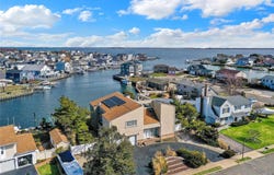 49 Dolphin Lane E, Copiague, NY 11726