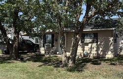 1033 S Farley St, Pampa, TX 79065