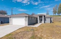 352 E Davis St, Connell, WA 99326