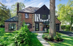 34 Foxhurst Lane, Manhasset, NY 11030