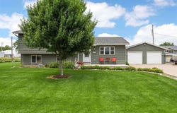 52 Thompson Dr, Palo, IA 52324
