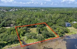 5161 Soundside Dr, Gulf Breeze, FL 32563