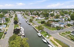 95 E Riviera Drive, Lindenhurst, NY 11757