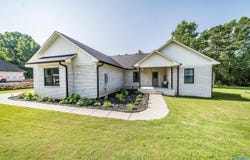 619 Crestman Dr, Arab, AL 35016