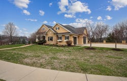 1749 Creek Wood, Dubuque, IA 52003