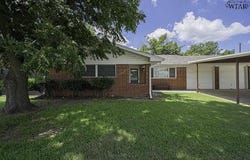 806 N BOND STREET, Iowa Park, TX 76367