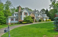25 Stonybrook Dr, North Caldwell Boro, NJ 07006-4024
