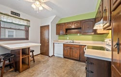 911 W BENT Avenue, OSHKOSH, WI 54901-2813