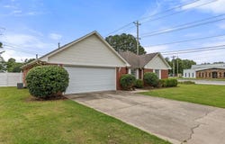 2300 Camden Cv, Muscle Shoals, AL 35661