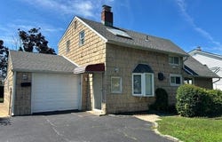 14 Cinder Lane, Hicksville, NY 11801