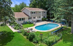 2925 Meadow Ln, Hartland, WI 53029