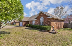 2380 W Cambridge Street, Bolivar, MO 65613