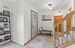 833 Goldenview Ct, Oconomowoc, WI 53066