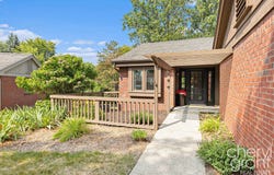 1323 Suncrest Drive NE, Grand Rapids, MI 49525