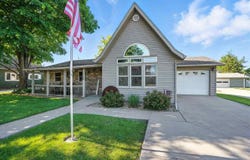 714 E Jefferson St, Washington, IA 52353