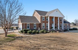 100 E Meadow Hill Dr, Florence, AL 35633