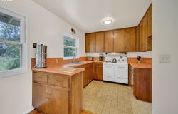 1466 Elkay DR, Eugene, OR 97404