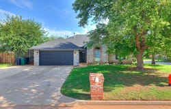 10001 S Hollyhead Way, Yukon, OK 73099