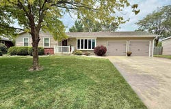 213 Floral Dr, Hillsboro, KS 67063