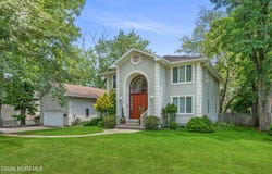 7 Wallace Avenue, Oakhurst, NJ 07755