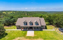 377 Green Oak Dr, Kerrville, TX 78028