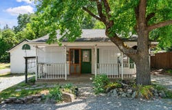 945 S Third Street, Jacksonville, OR 97530