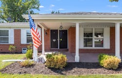 1445 Orchard Lakes Dr, Saint Louis, MO 63146