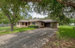 927 E Walnut ST, La Grange, TX 78945