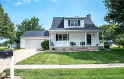 1300 Country Meadows Dr, Waverly, IA 50677