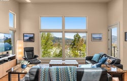 2217 CLEARWATER LN, Hood River, OR 97031