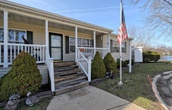 250 Little Peninsula Road, Elgin, IL 60123